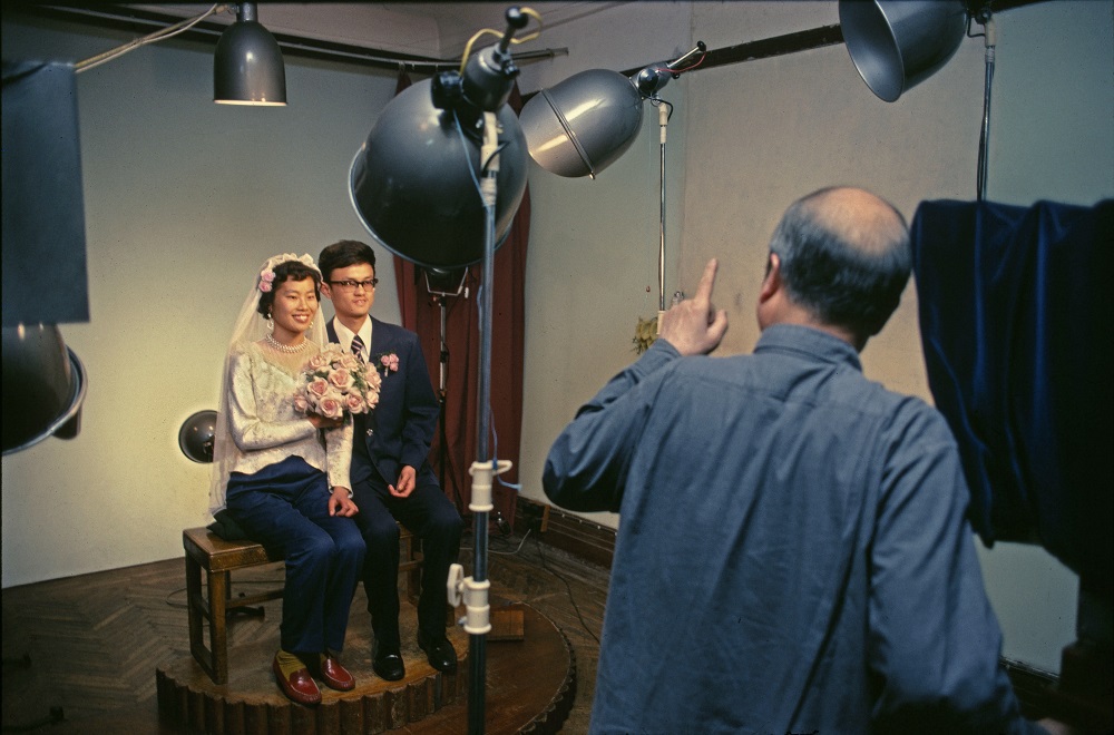 1980年8月，上海一對新人在拍結婚照。布魯諾·巴貝（法國） 攝