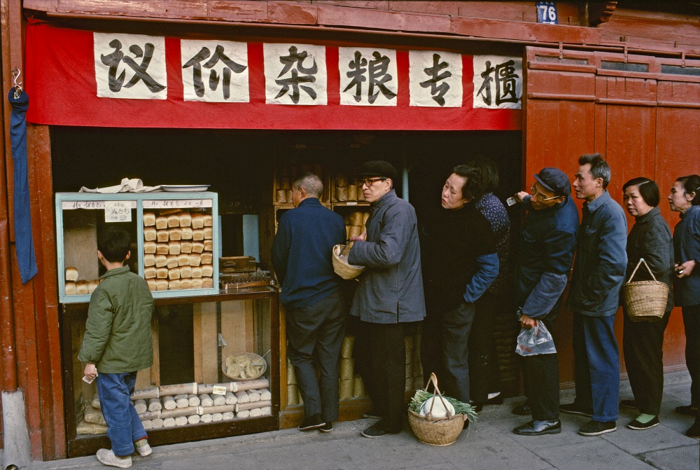 1980年7月，上海市民排隊購買食品。布魯諾·巴貝（法國） 攝