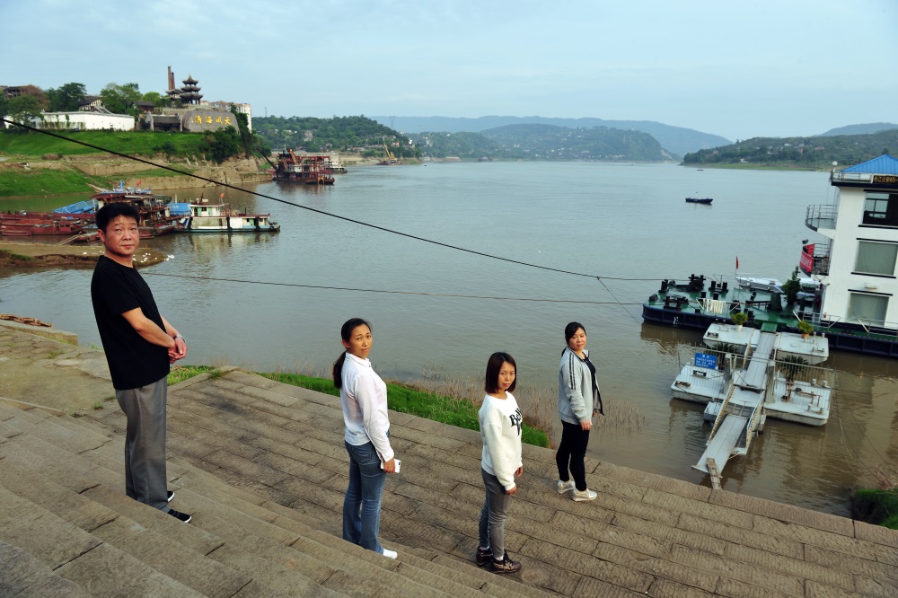 2018年4月27日，重慶長壽江邊四位兒時伙伴相約拍照。卓建林（中國） 攝