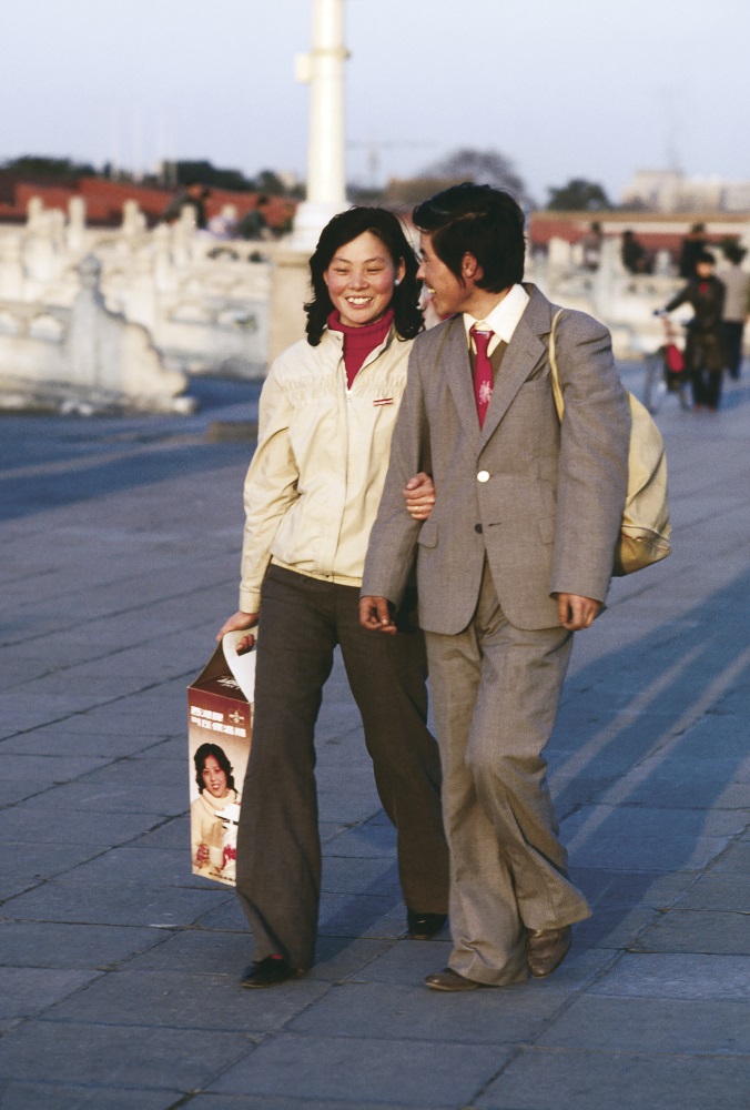 1986年，北京天安門。廣場上一對戀人。閻雷（法國） 攝