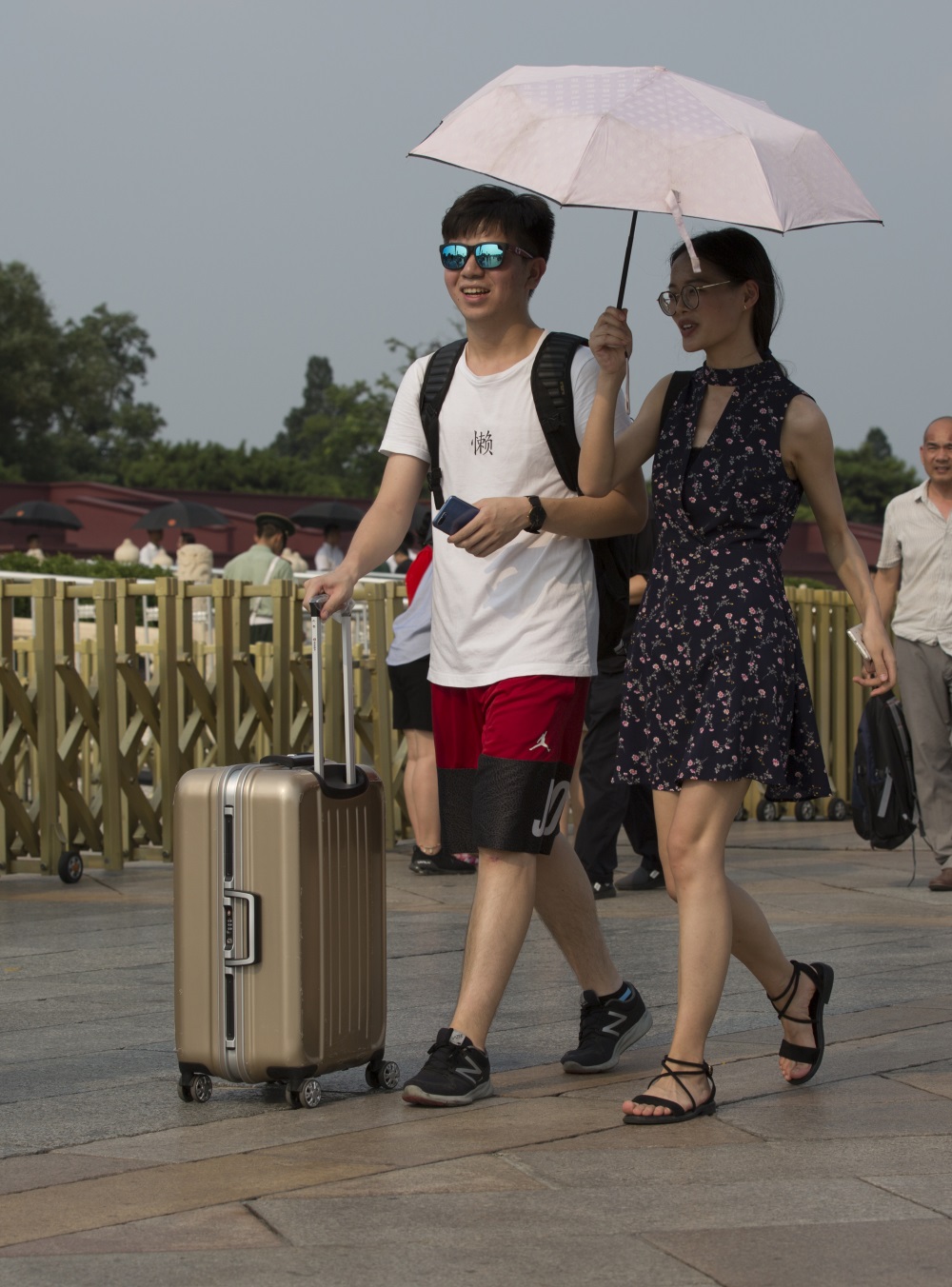 2018年7月21日，天安門前，一對兒時尚情侶從金水橋旁走過，邁向人生的幸福旅程。王彥高（中國）攝