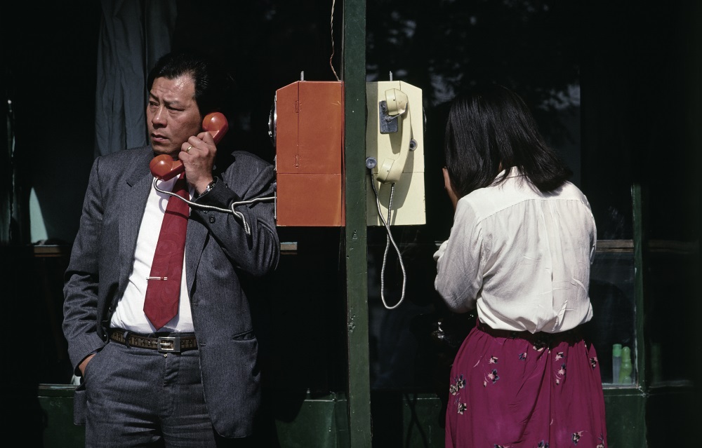1987年，北京前門。路邊電話亭。閻雷（法國） 攝