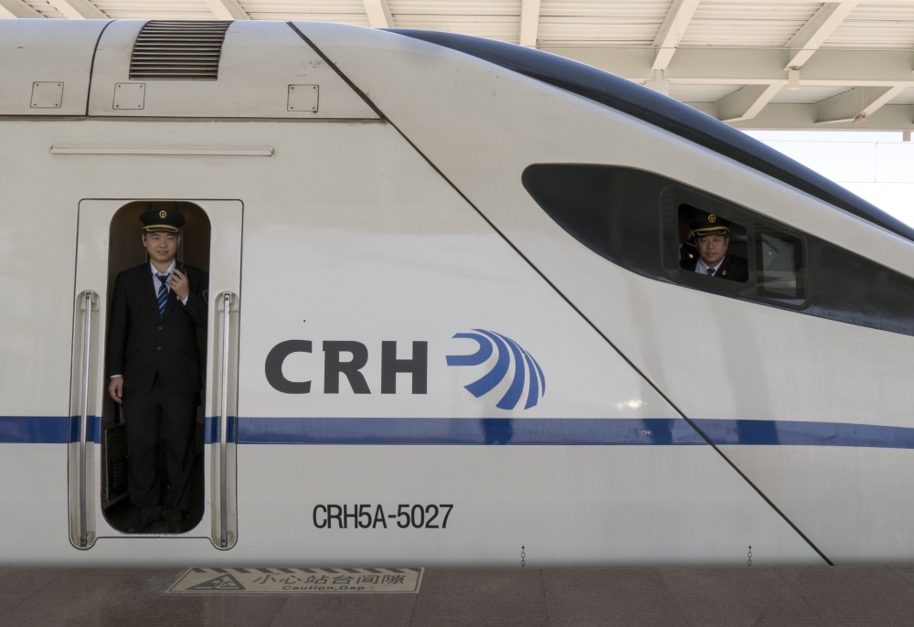 2018年4月27日琿春。CRH5A型動車組是北方運行的主要車型，換乘司機正在確認列車狀態。劉慎庫（中國）攝