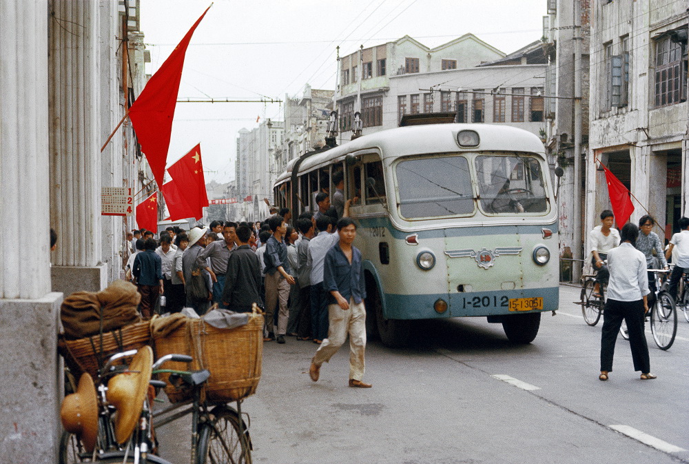 1976年5月4日，廣州中心大街汽車站。  阿德裡亞諾·馬達羅（意大利）攝