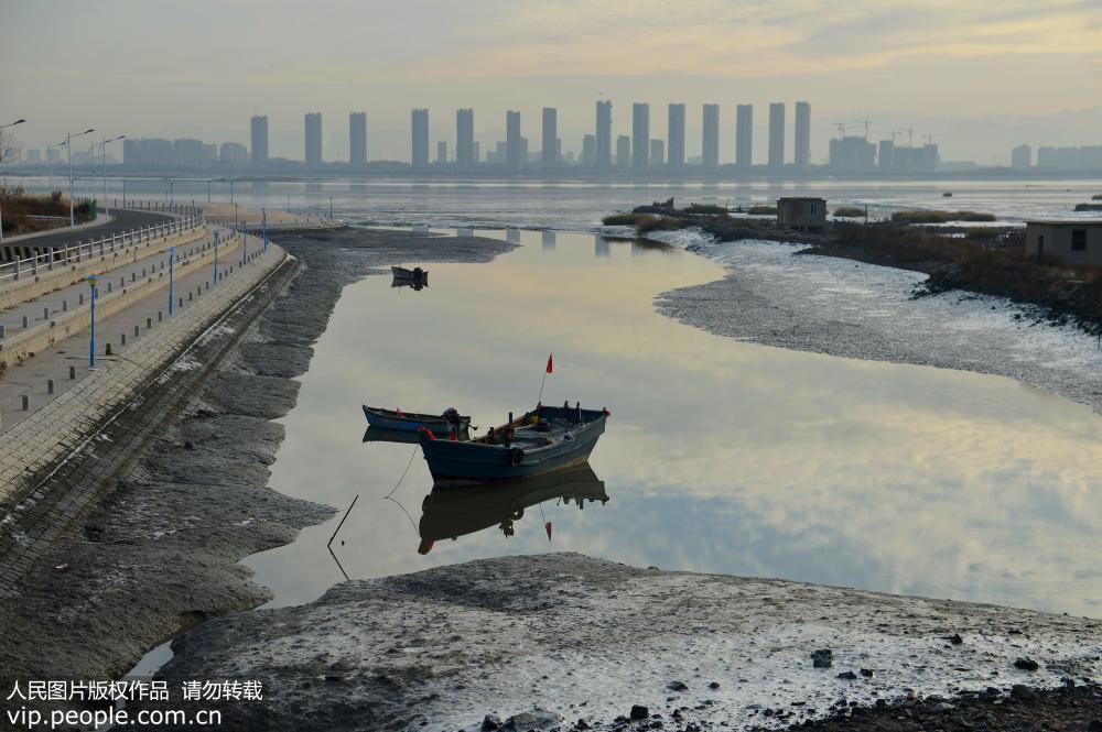 2018年12月9日，受連日冷空氣影響，山東青島膠州灣沿岸開始結冰。