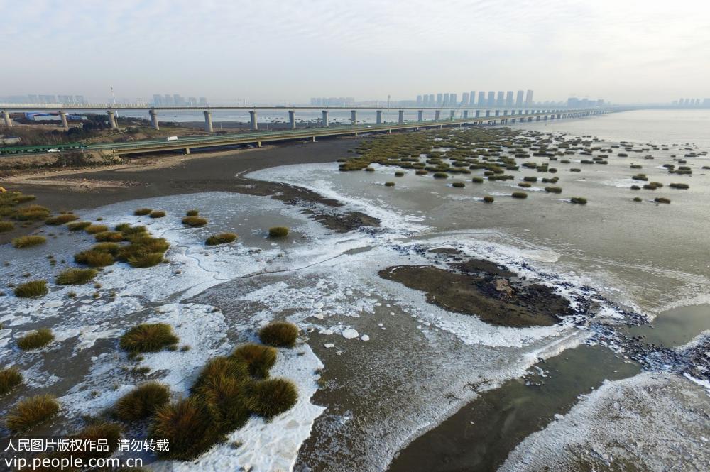 2018年12月9日，山東青島膠州灣跨海路橋附近出現大范圍海冰。