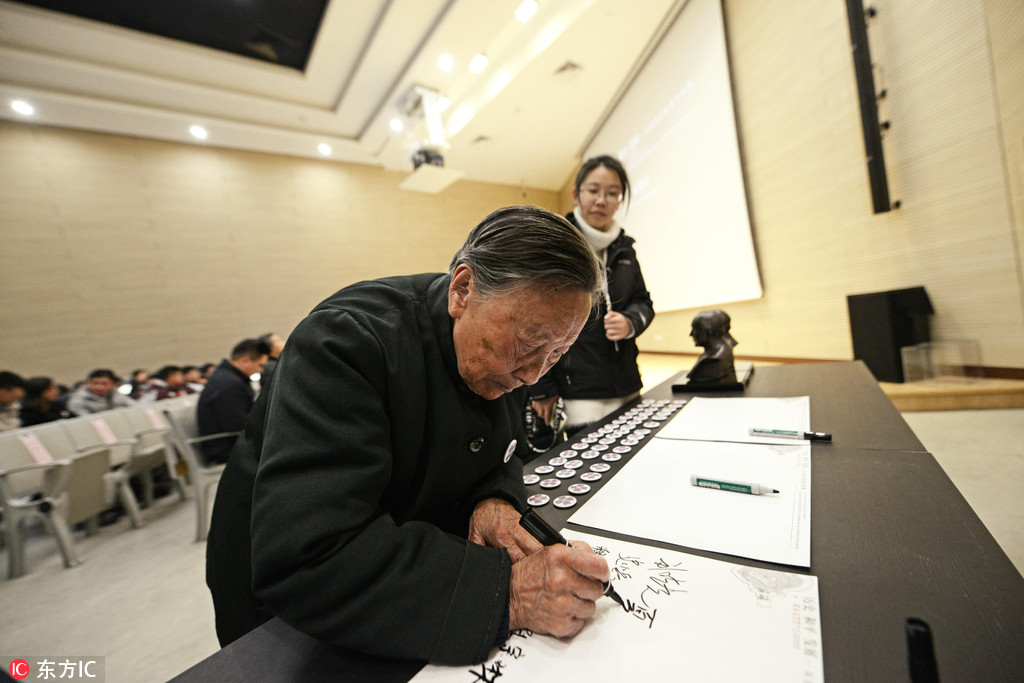 12月13日，南京大屠杀幸存者来到展览现场。