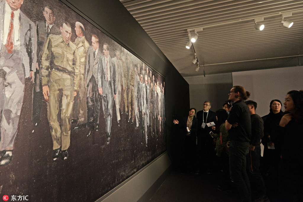 12月13日，观众参观马吉祖孙的南京影像展览。