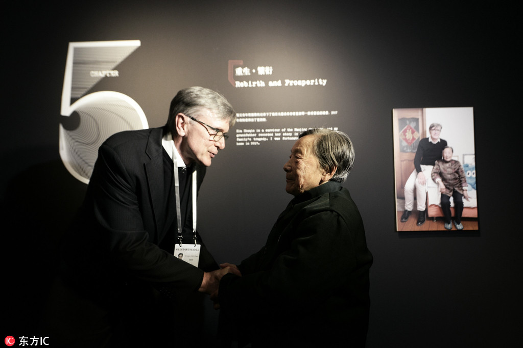 12月13日，夏淑琴老人与克里斯·马吉握手。
