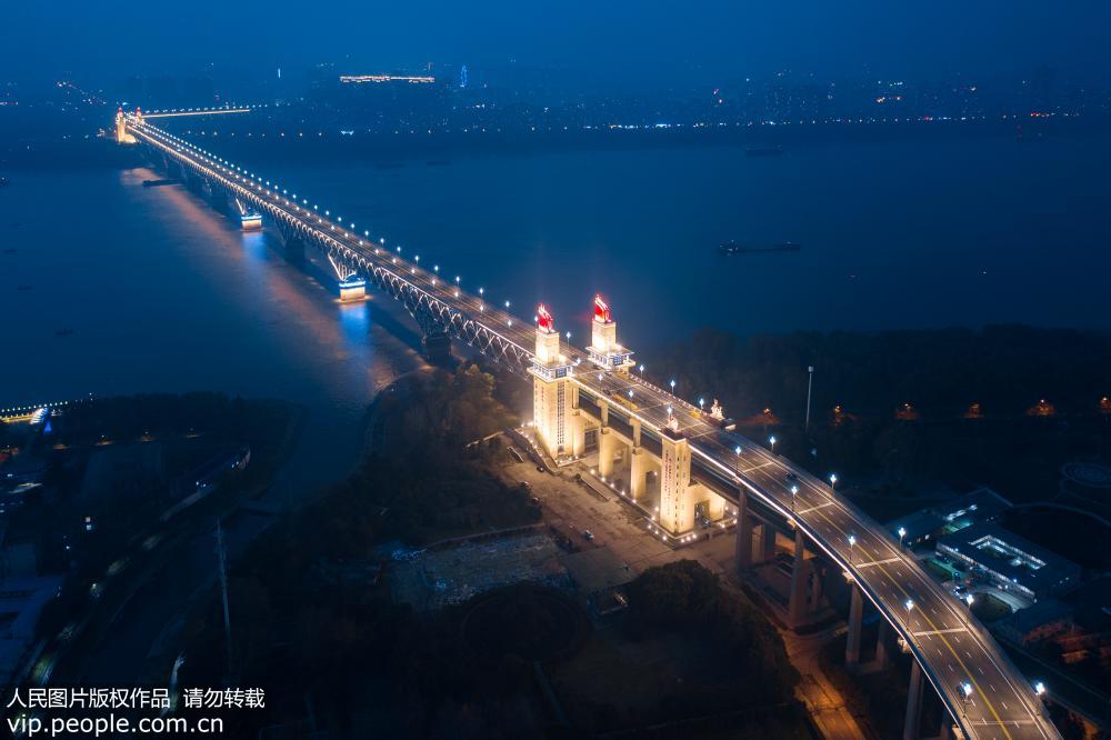 南京长江大桥整体亮灯展露新颜