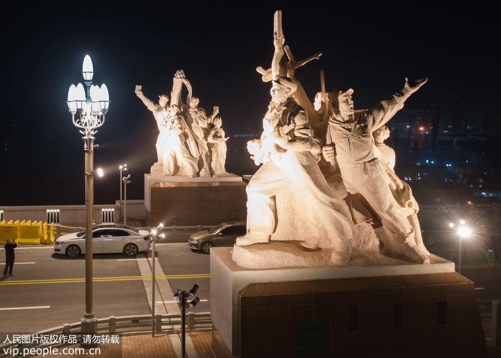 12月16日，航拍亮燈中的南京長江大橋。