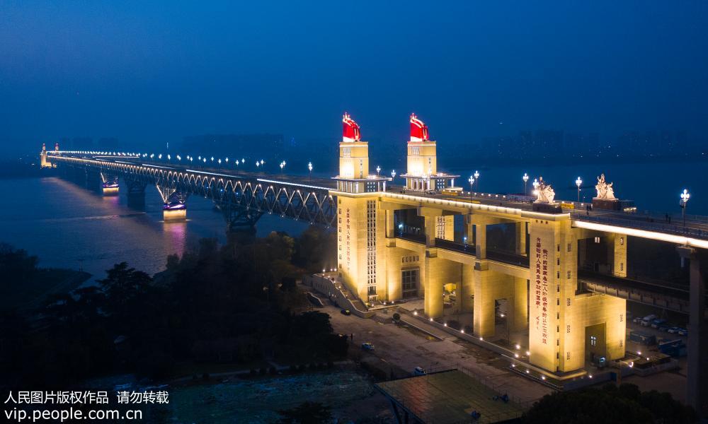 12月16日，航拍亮燈中的南京長江大橋。