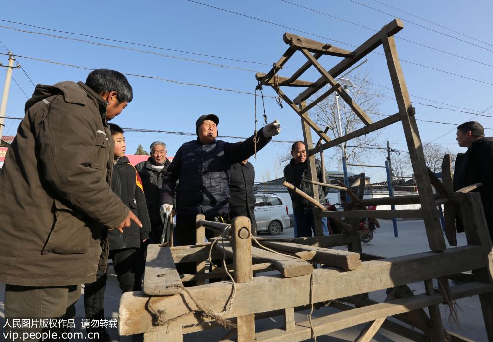 12月16日，河南省武陟縣小董鄉喬庄村村民在觀看織布機。