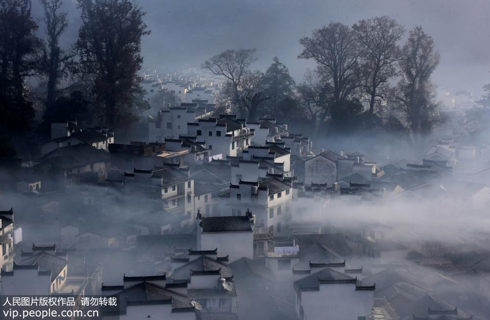 12月17日早晨，在江西婺源拍攝的煙霧彌漫的石城景色。
