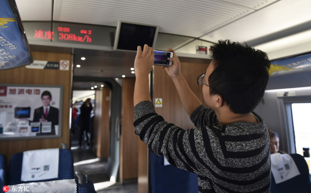 12月17日，試乘乘客在濟青高鐵列車上拍照留念。