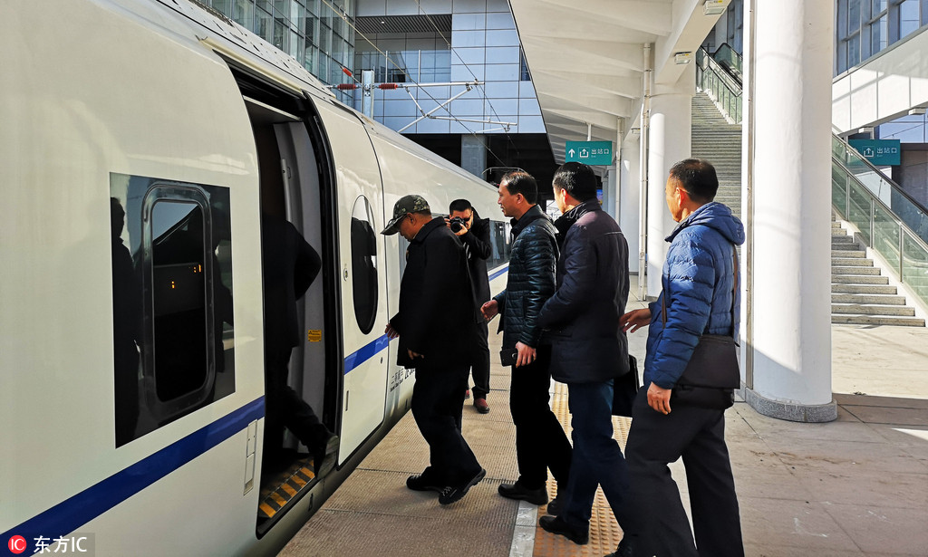 12月17日，試乘乘客在濟青高鐵淄博北站站台乘車。