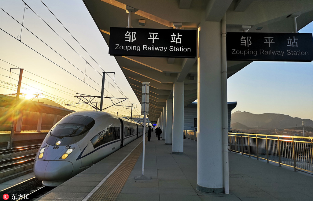12月17日，試乘乘客在濟青高鐵鄒平站站台准備乘車。