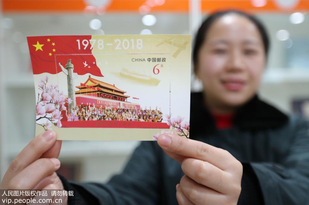 12��18�գ��й��������Ź�˾������ɳƺ�����ֹ�˾��Ͽ�㳡Ӫҵ�ҹ�����Ա��չʾ���ĸ￪��40���꡷С���š��￭��/����ͼƬ