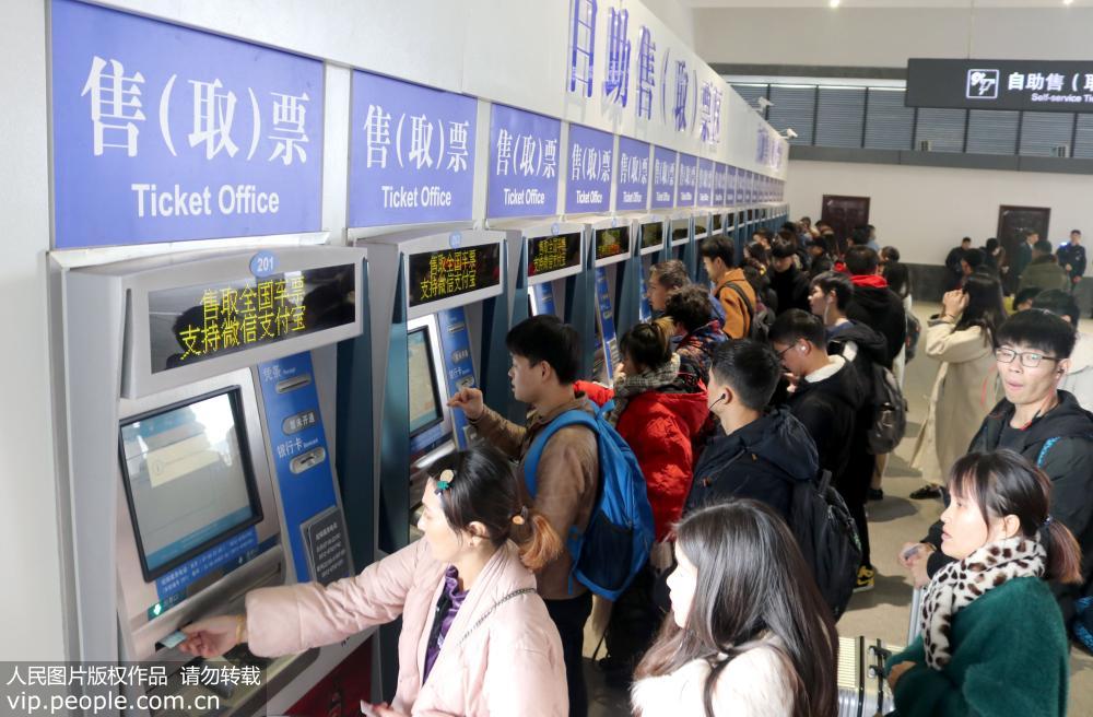 12月23日，旅客在江蘇蘇州火車站自助售票機上購買火車票。