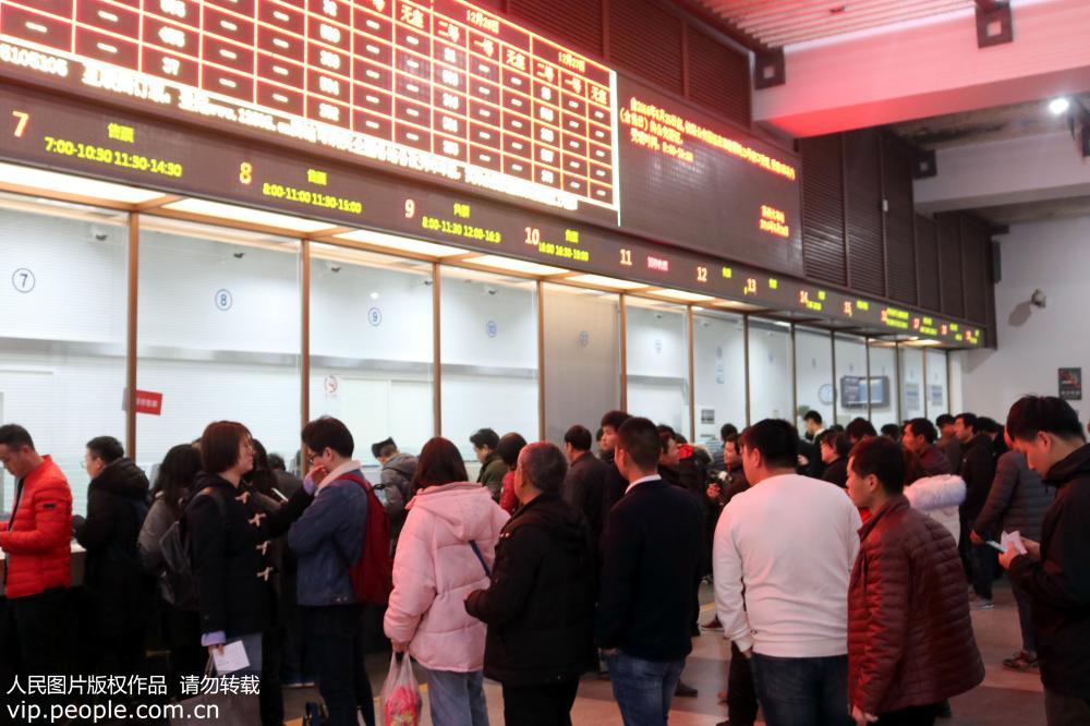 12月23日，旅客在江蘇蘇州火車站售票大廳購買火車票。