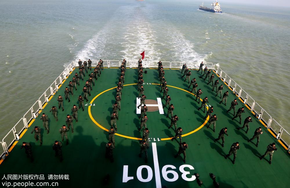 12月15日，武警雪豹突擊隊員在桂山島進行首次登艦練兵。