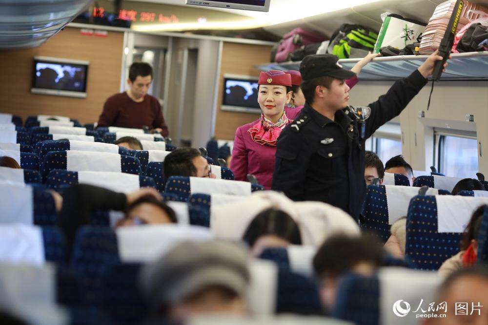 列车员和安全员每节车厢、每个人员都要进行查票查危。