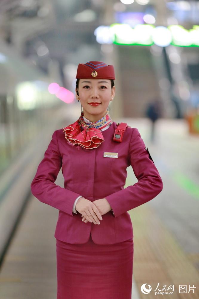 在北京西站站台上的劉玉婷。