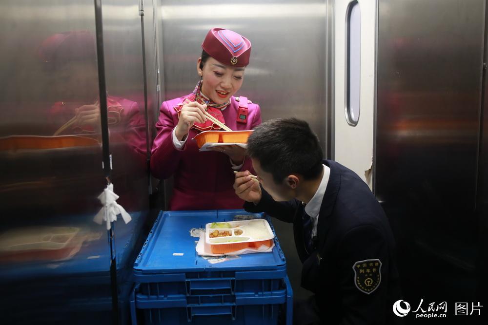 中午11点54分，列车到达广元站后。时间紧迫，刘玉婷和实习车长在餐车抓紧吃午餐。