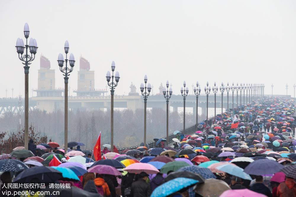 12月26日，市民在南京长江大桥上参观。苏阳/人民图片
