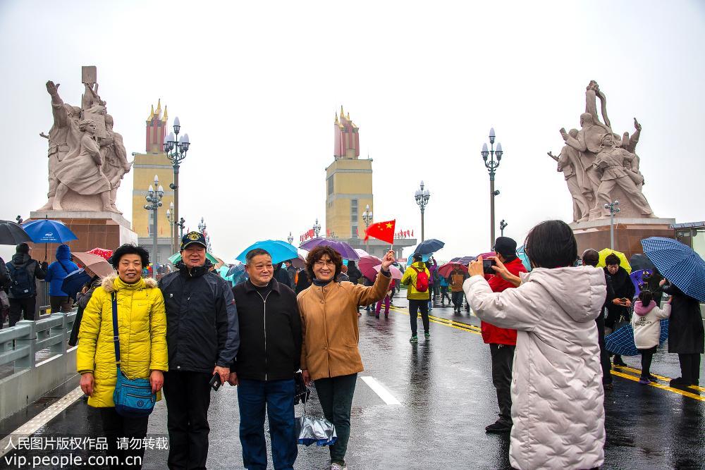 12月26日，南京市民冒雨參觀南京長江大橋。谷昌旺/人民圖片