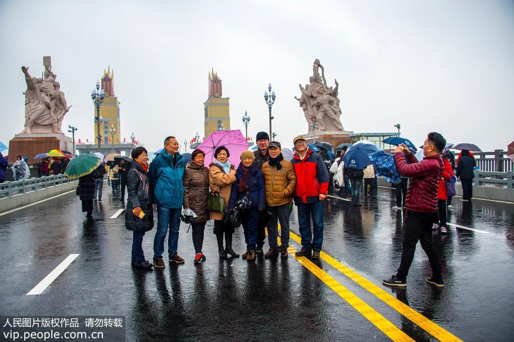 12月26日，南京市民冒雨參觀南京長(zhǎng)江大橋。谷昌旺/人民圖片