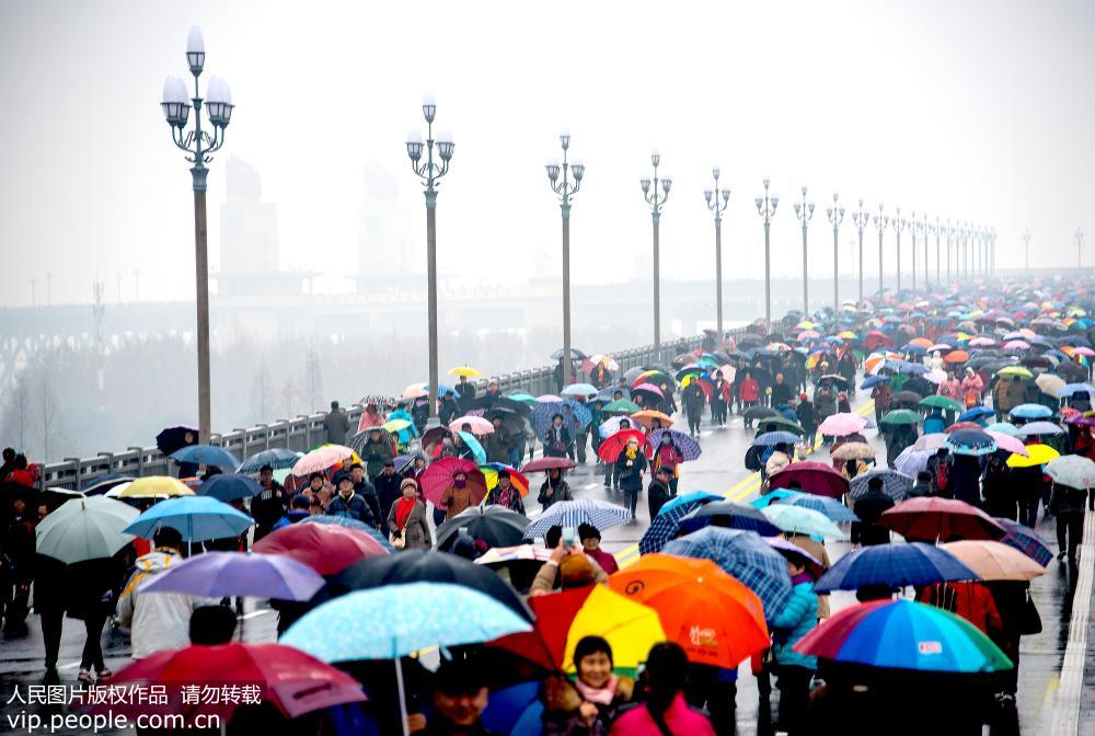 12月26日，南京市民冒雨參觀南京長江大橋。谷昌旺/人民圖片
