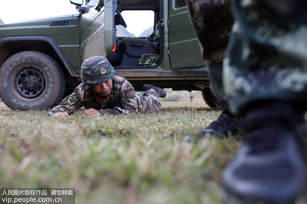 12月26日，一名特戰隊員利用“暴恐分子”分心之際，從車底匍匐接近。
