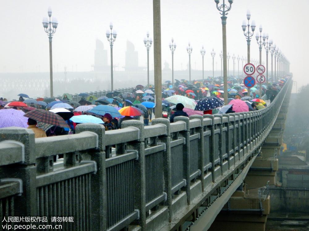 12月26日，南京市民冒雨參觀南京長江大橋。王路憲/人民圖片