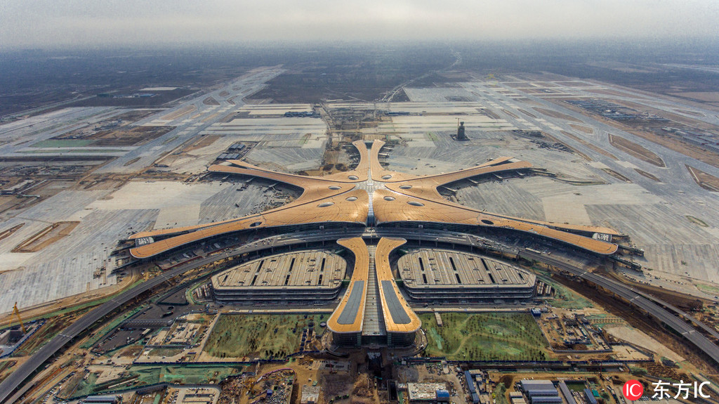 北京大興國際機場跑道全面貫通 “鳳凰展翅”完美亮相