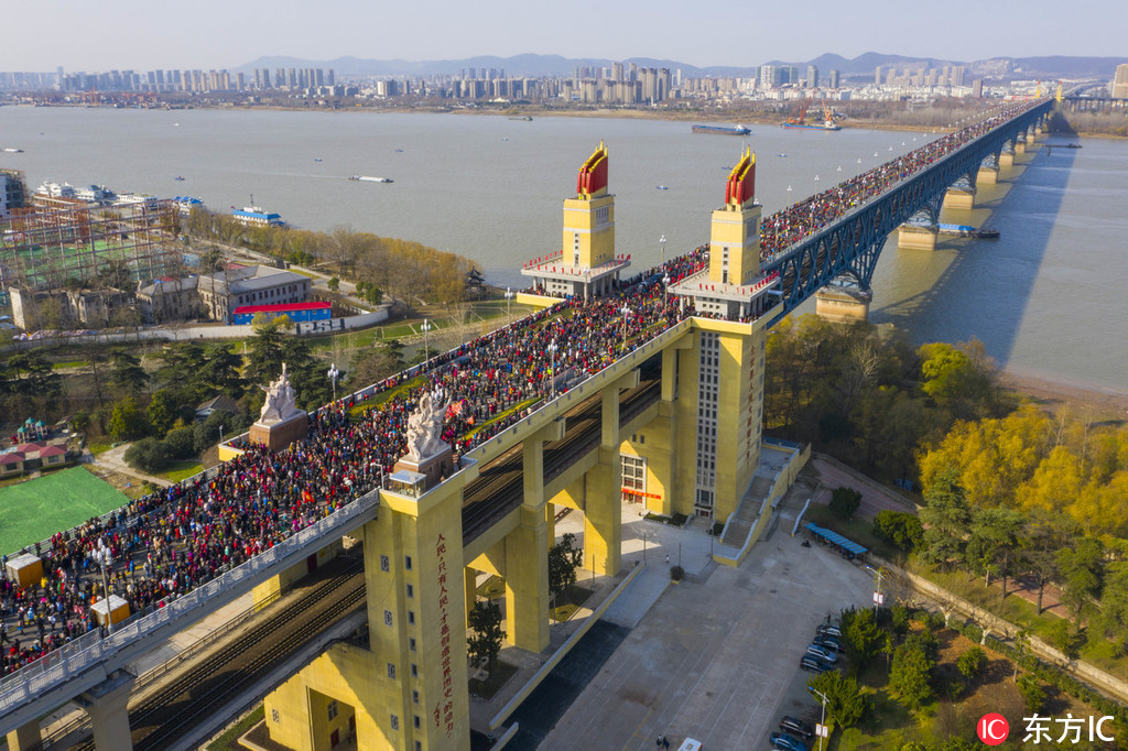 12月27日，南京長江大橋上人頭攢動。 成加貝/東方IC