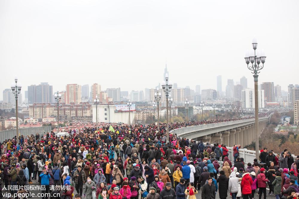 12月27日，南京長江大橋上人頭攢動。王新/人民圖片