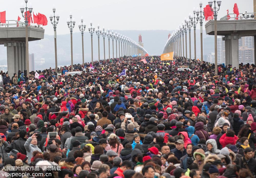 12月27日，南京長江大橋上人頭攢動。王新/人民圖片