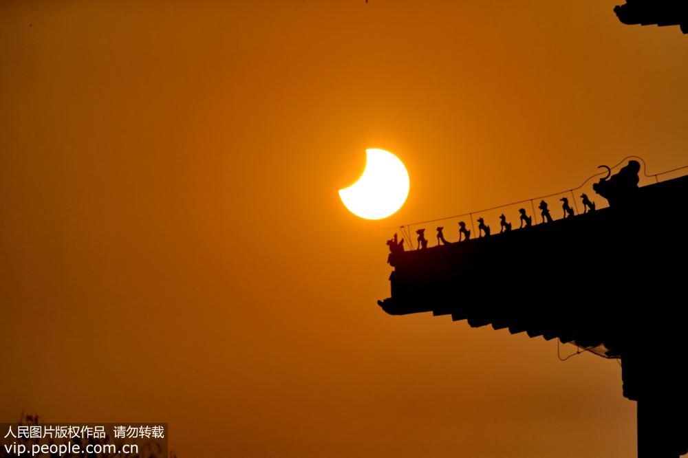 1月6日，北京故宮天宇上演“天狗咬日” 奇景。劉憲國/人民圖片