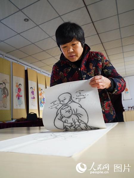 王树花，高密市姜庄镇农民，8岁开始学画，高密扑灰年画省级代表性传承人。