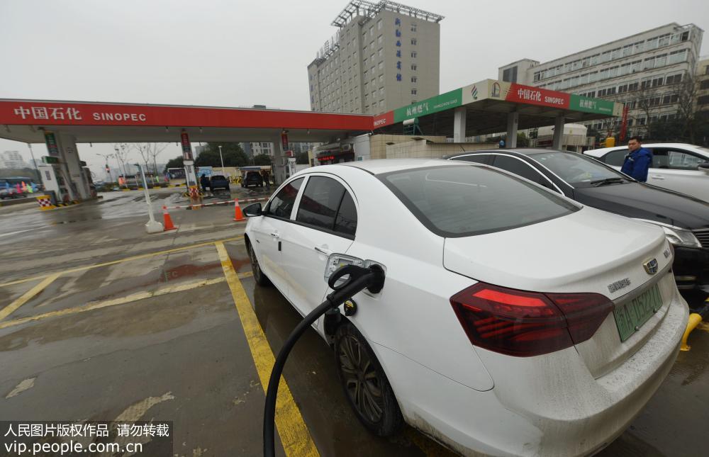 1月8日，新能源汽車在杭州古蕩綜合供能服務站進行充電。