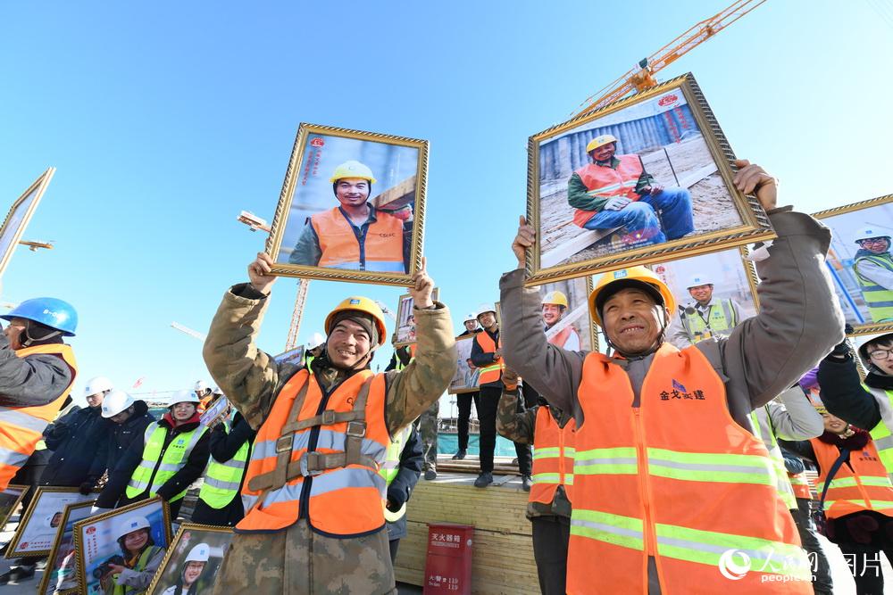 把微笑帶回家 北京千名勞動者獲贈新年“笑臉”照【2】