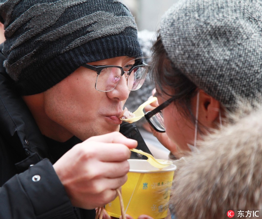 南京毗盧寺排隊數百米為喝“臘八粥”隊伍繞過半個廣場【4】