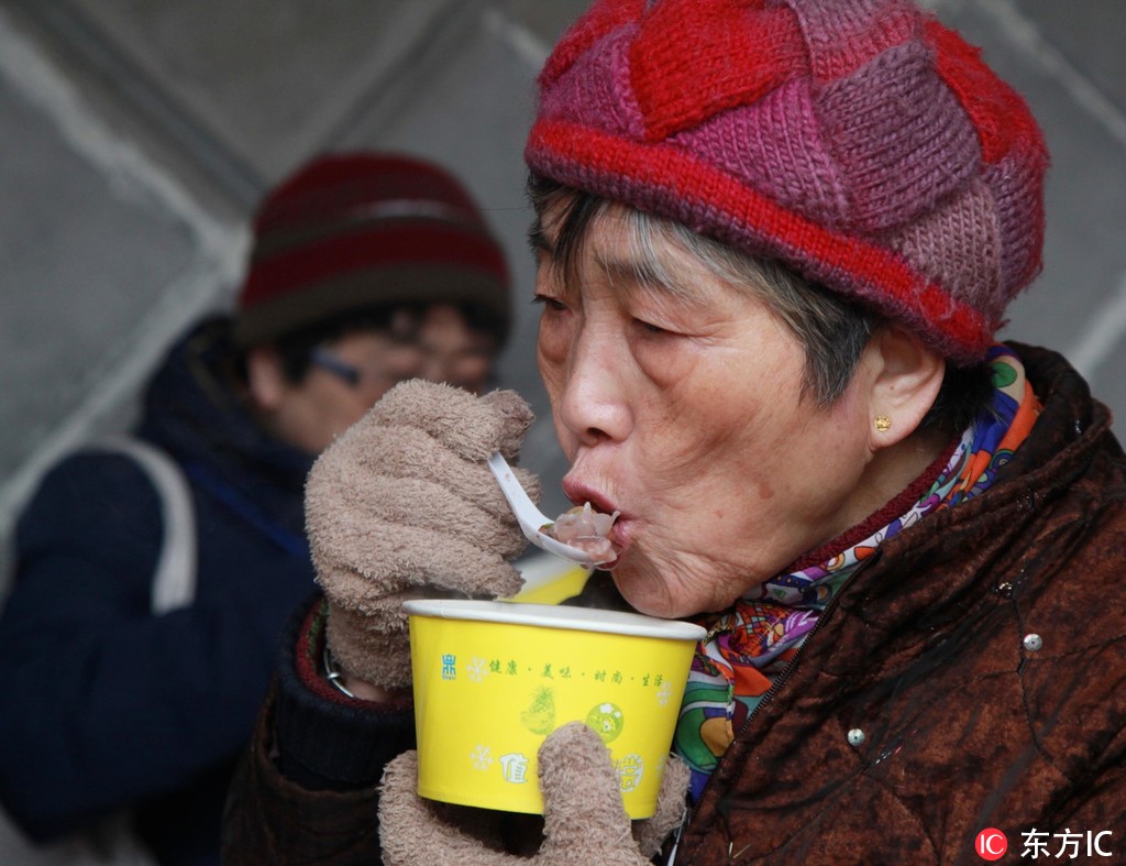 南京毗盧寺排隊數百米為喝“臘八粥”隊伍繞過半個廣場【3】