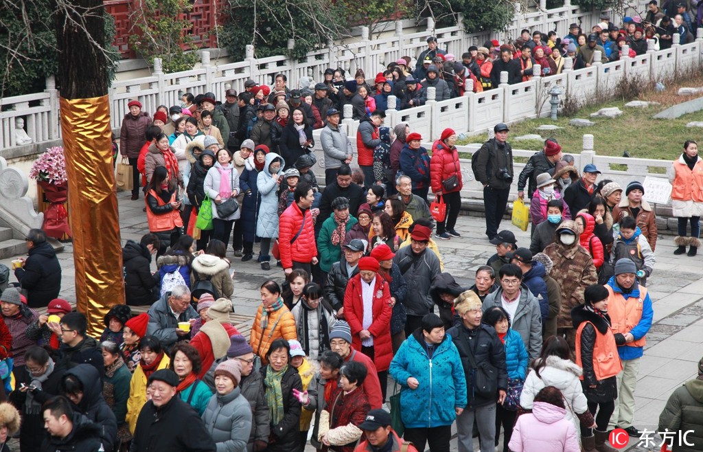 南京毗盧寺排隊數百米為喝“臘八粥”隊伍繞過半個廣場