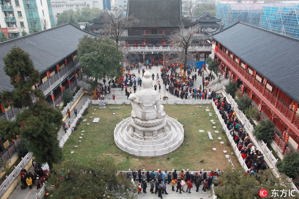 南京毗盧寺排隊數百米為喝“臘八粥”隊伍繞過半個廣場【2】