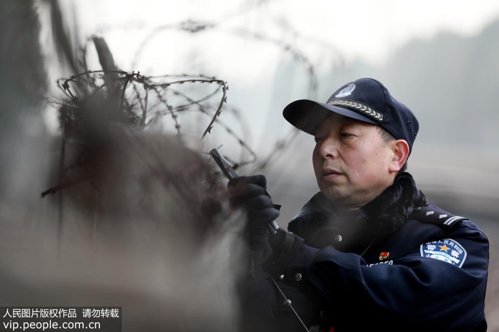 2019年1月11日，新鄉車站派出所亢村警務區警長頓富海在巡查線路，修復鐵絲網。