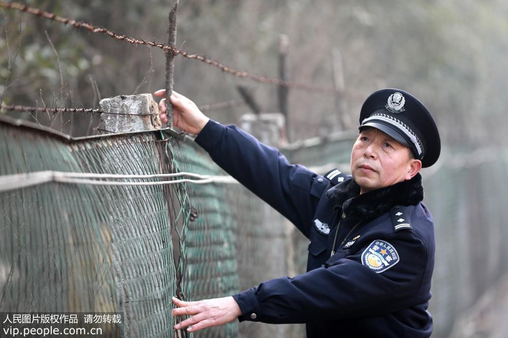 2019年1月11日，新鄉車站派出所亢村警務區警長頓富海在巡查鐵絲網。