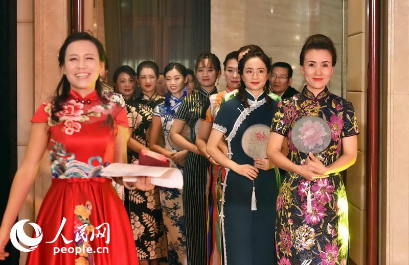 ѧԱ�����Լ������ķ�װ����᳡