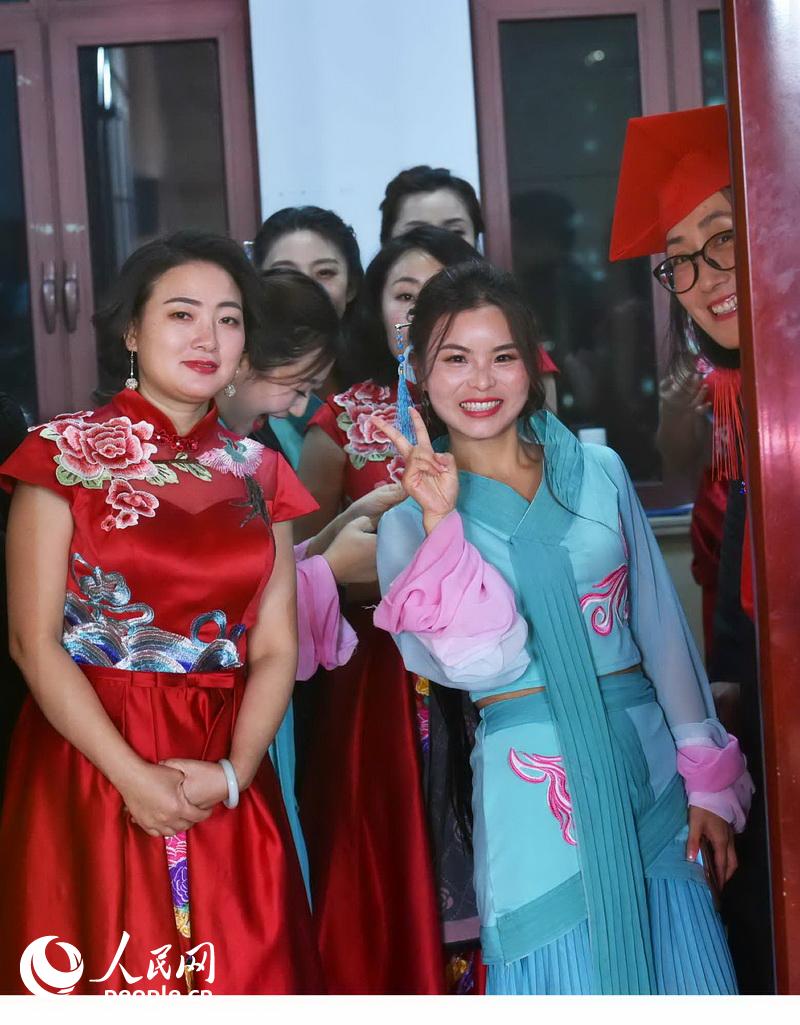 ѧԱ�����Լ������ķ�װ�ȴ��볡